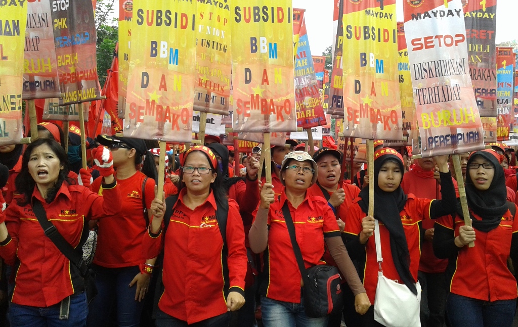Buruh Bawa Boneka 'Berpistol' ke Gedung Sate